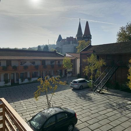 Pensiunea Hanul Huniazilor Hunedoara Zewnętrze zdjęcie