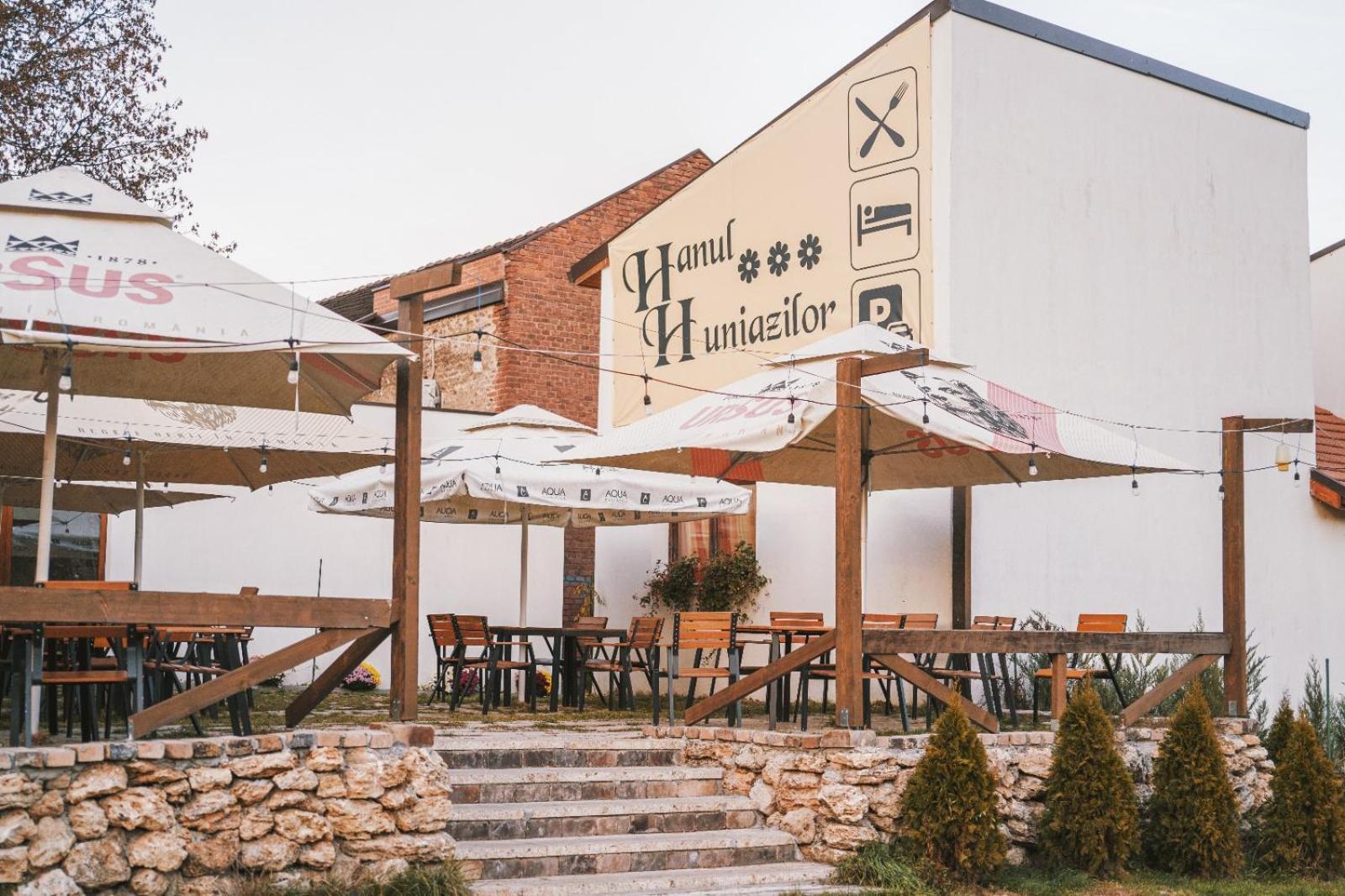 Pensiunea Hanul Huniazilor Hunedoara Zewnętrze zdjęcie
