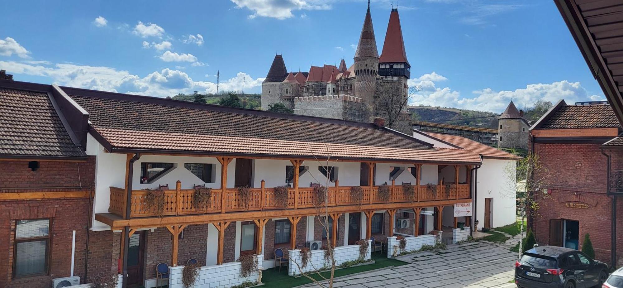 Pensiunea Hanul Huniazilor Hunedoara Zewnętrze zdjęcie